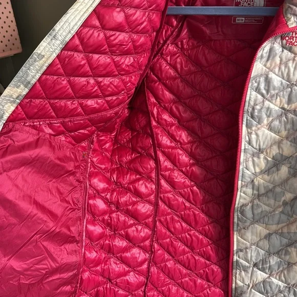 The North Face Gray and Cream Camo Puffer Jacket with Quilted Design - Picture 4 of 5